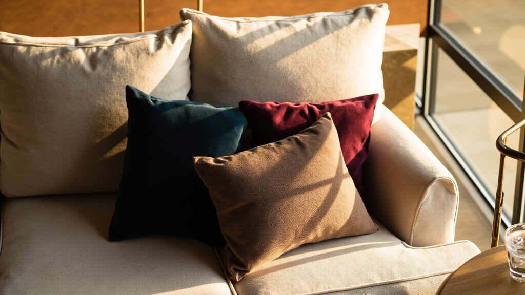 Blue vs. Brown vs. Burgundy: How to Pick Decorative Pillows for Your Sofa (2026 Guide)